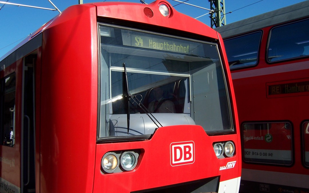 Ein S-Bahn-Zug der Baureihe 474.3 mit Ziel "S4 Hauptbahnhof"