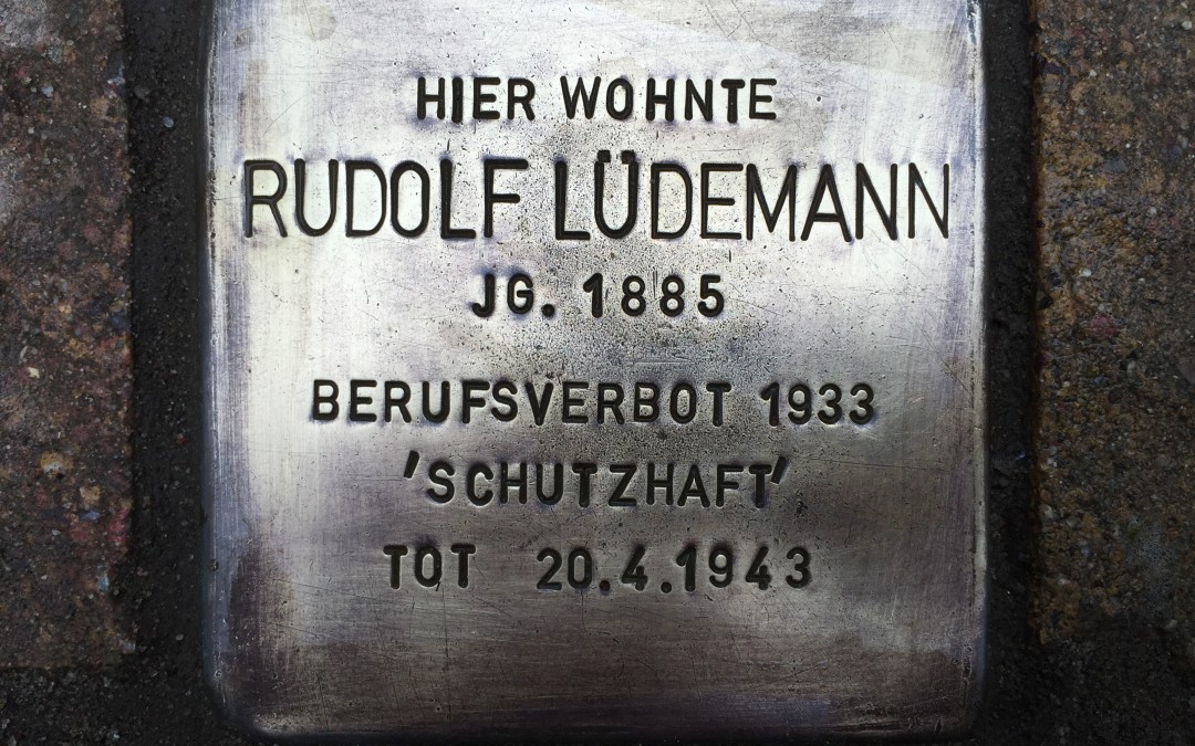 Buschhüter polierte Stolperstein zum Gedenken an Rudolf Lüdemann