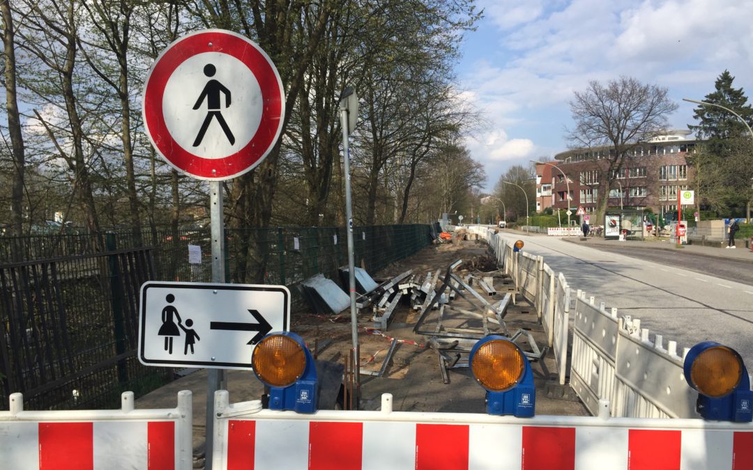 Bauarbeiten für neue Fahrradabstellanlagen in der Straße Kriegkamp am U-Bahnhof Berne in Hamburg-Rahlstedt