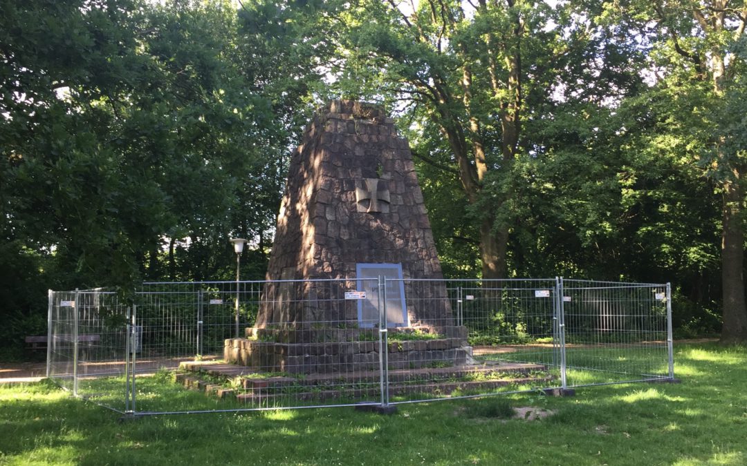 Marodes Kriegerdenkmal am Altrahlstedter Stieg in Hamburg-Rahlstedt