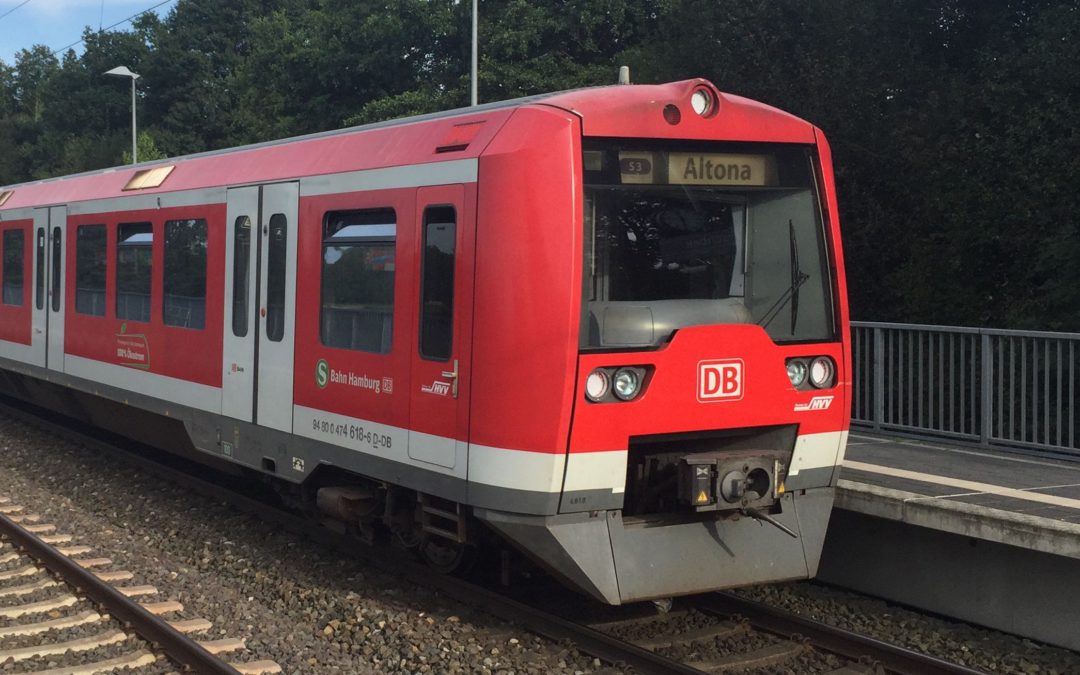 S-Bahn-Zug der Linie S3 nach Hamburg-Altona in Hamburg-Fischbek