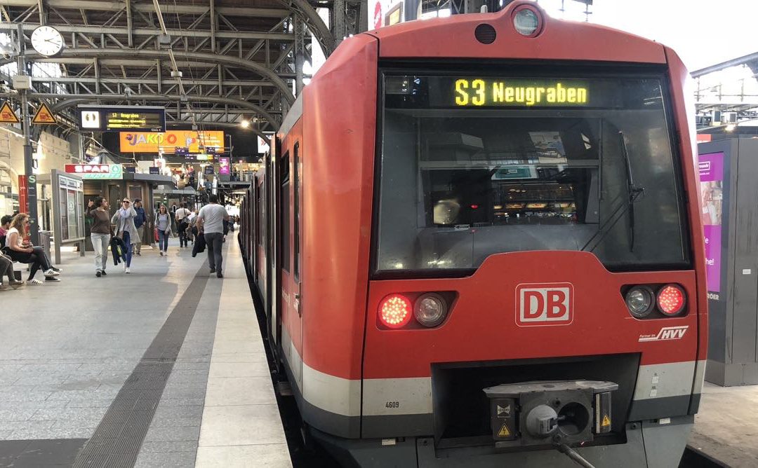 S-Bahn-Zug der Linie S3 nach Hamburg-Neugraben in Hamburg Hbf