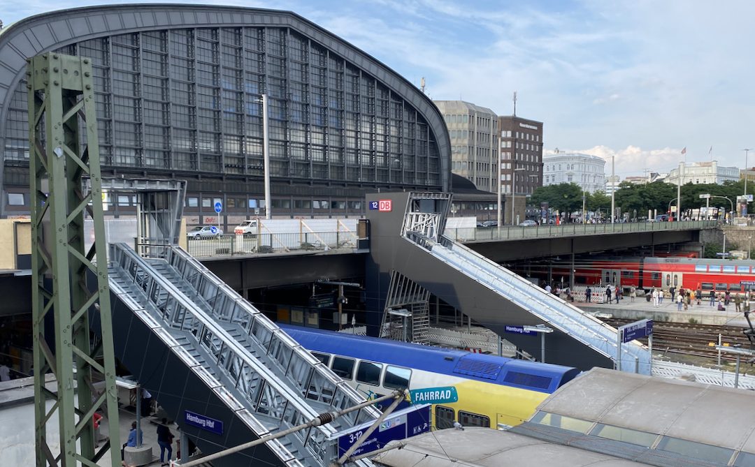 Treppenaufgänge zur Steintorbrücke: Neue Bushaltestelle für den Hauptbahnhof