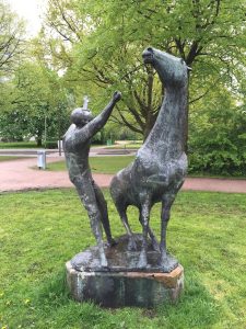 Bronzefigur "Rossbändiger" von Karl-Heinz-Engelin, 1963, im Hohenhorst-Park. Bei dieser Aufnahme im Mai 2015 war die Bronzefigur noch unversehrt.